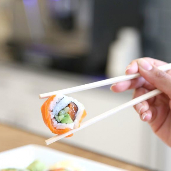 Как правильно есть суши?